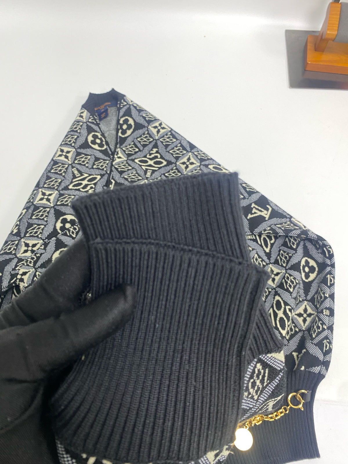 Louis Vuitton - 1854 Jacquard Monogram V-neck - Wool - Multicolour - (M)