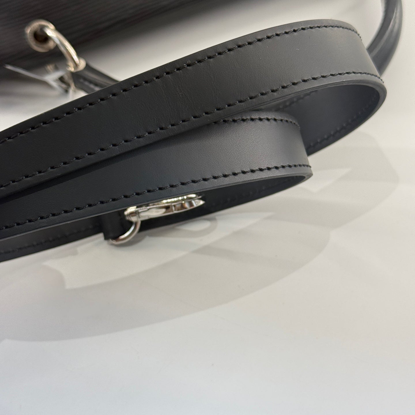 Louis Vuitton -  - Leather - Black