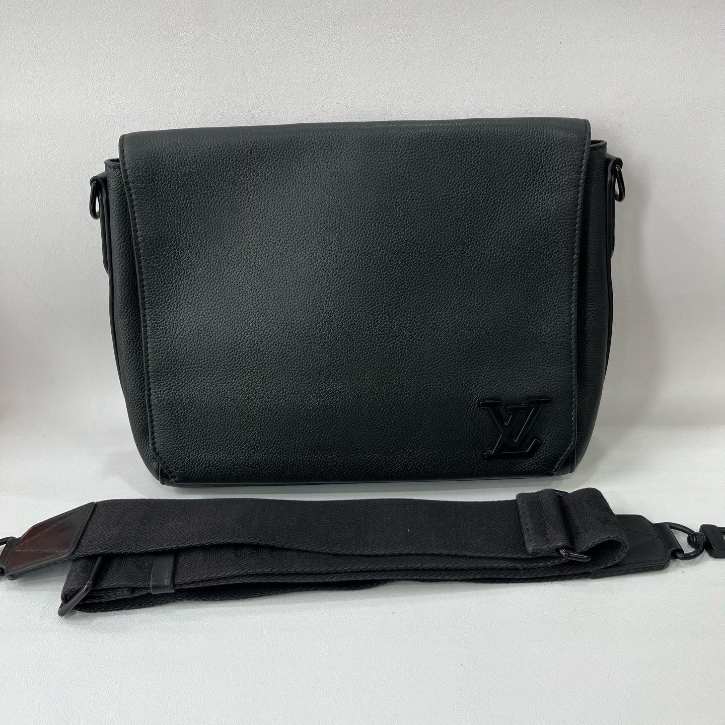 Louis Vuitton - Aerogram Messenger - Leather - Black - (medium)