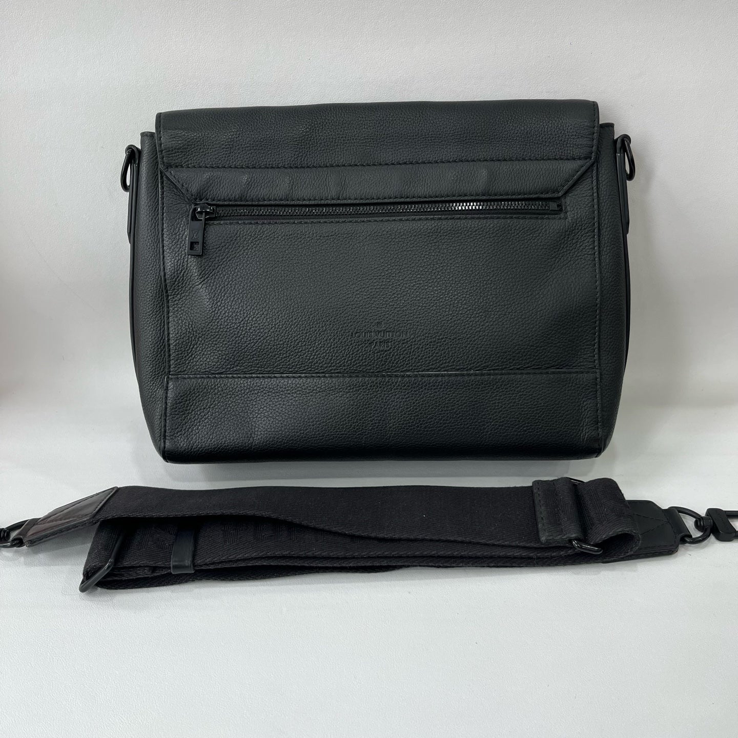 Louis Vuitton - Aerogram Messenger - Leather - Black - (medium)