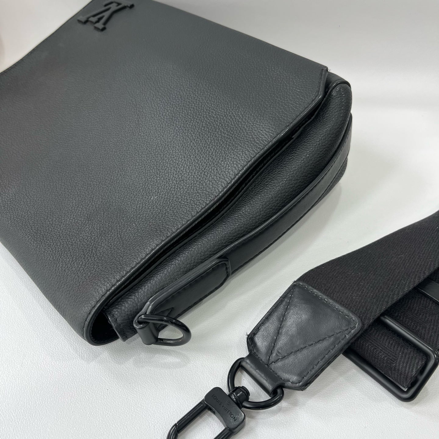Louis Vuitton - Aerogram Messenger - Leather - Black - (medium)