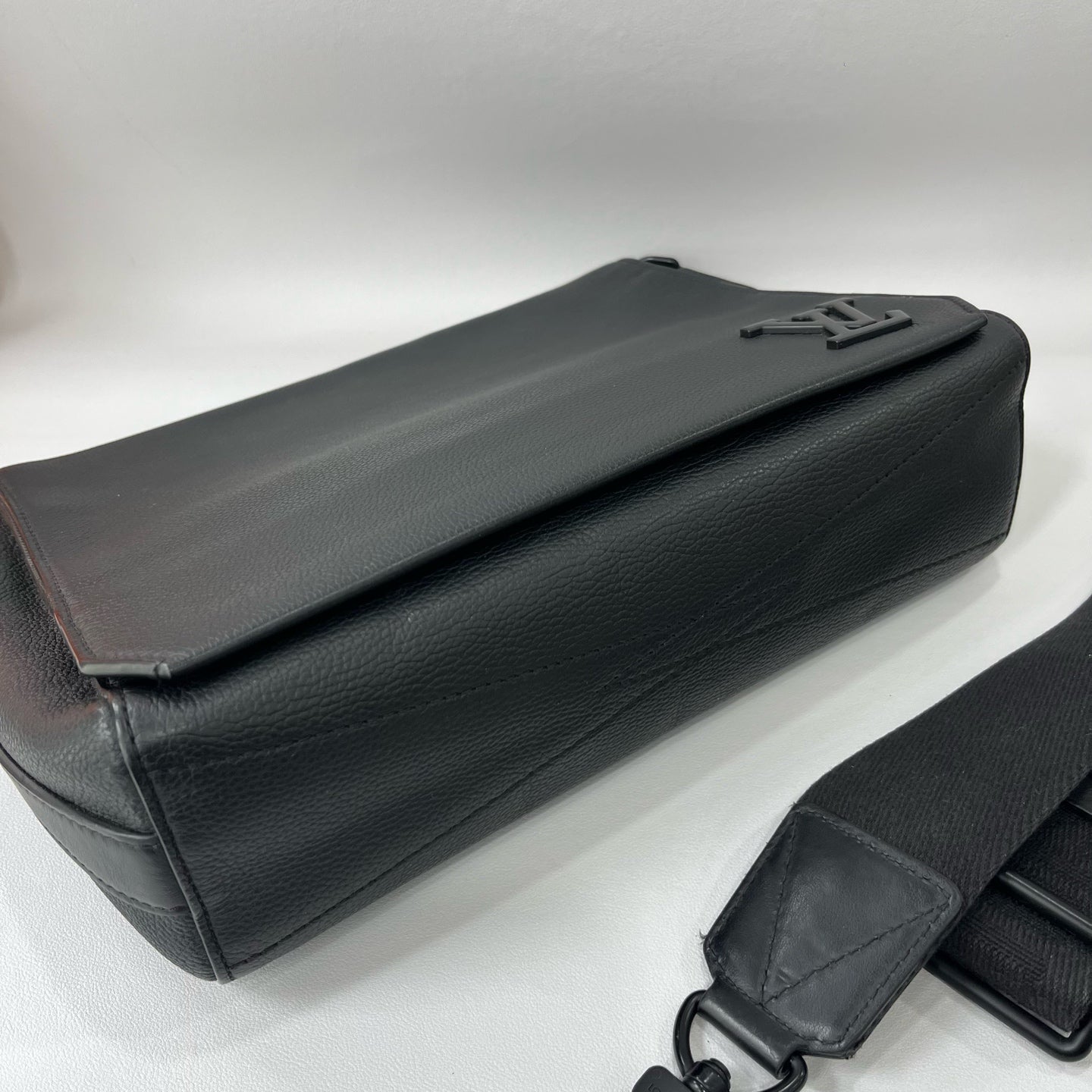 Louis Vuitton - Aerogram Messenger - Leather - Black - (medium)