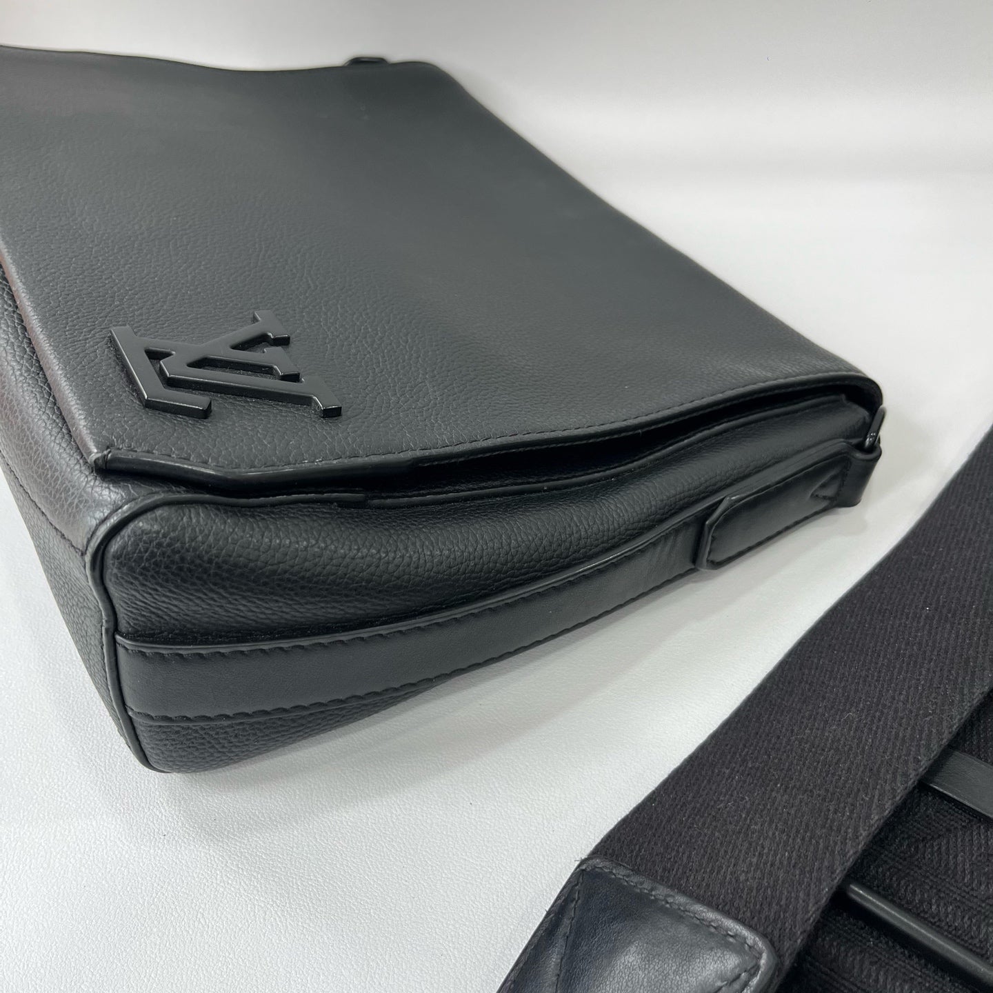 Louis Vuitton - Aerogram Messenger - Leather - Black - (medium)