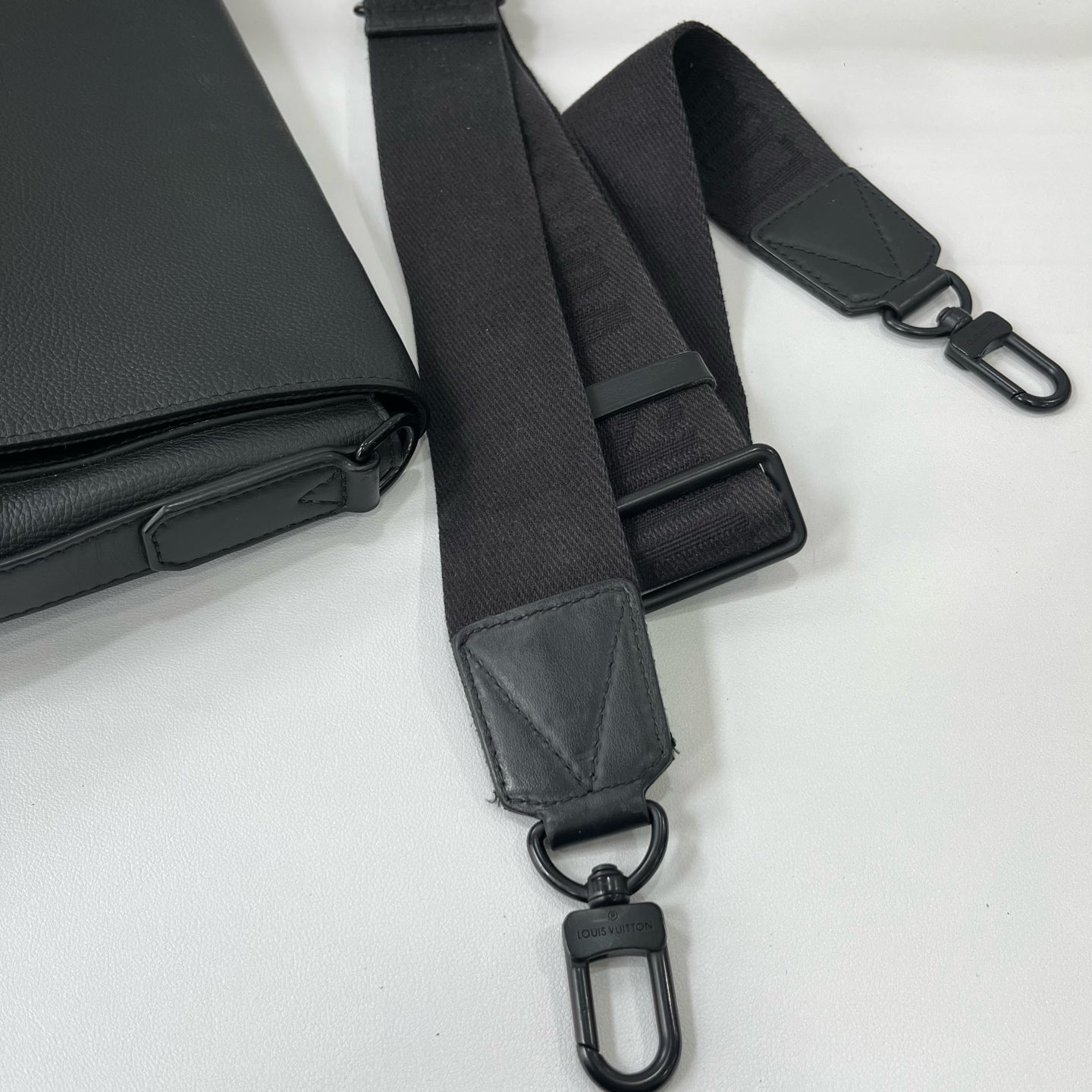 Louis Vuitton - Aerogram Messenger - Leather - Black - (medium)