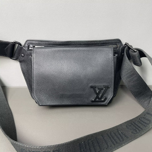 Louis Vuitton - Aerogram Waist Bag - Grained cowhide leather - Black - (small)