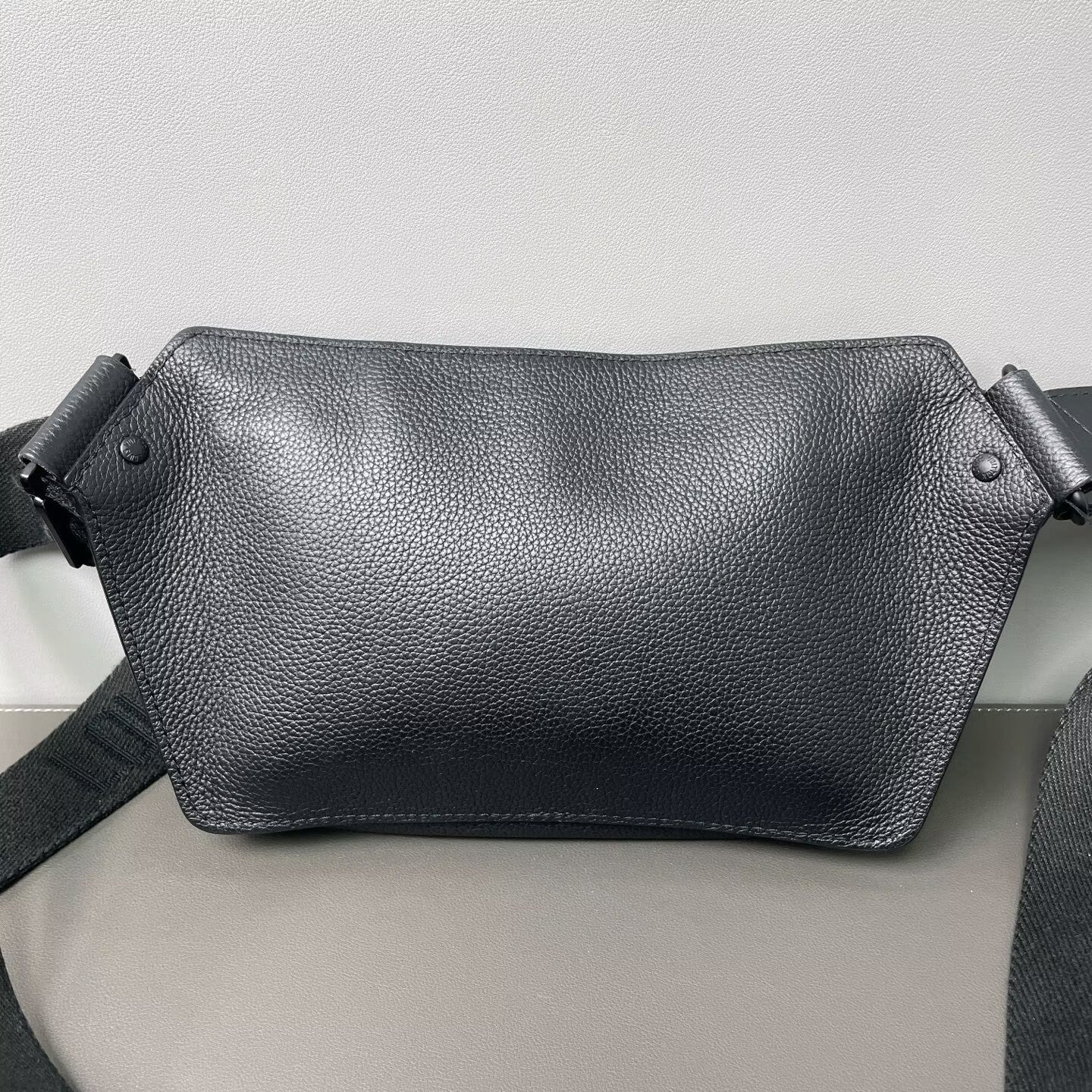 Louis Vuitton - Aerogram Waist Bag - Grained cowhide leather - Black - (small)