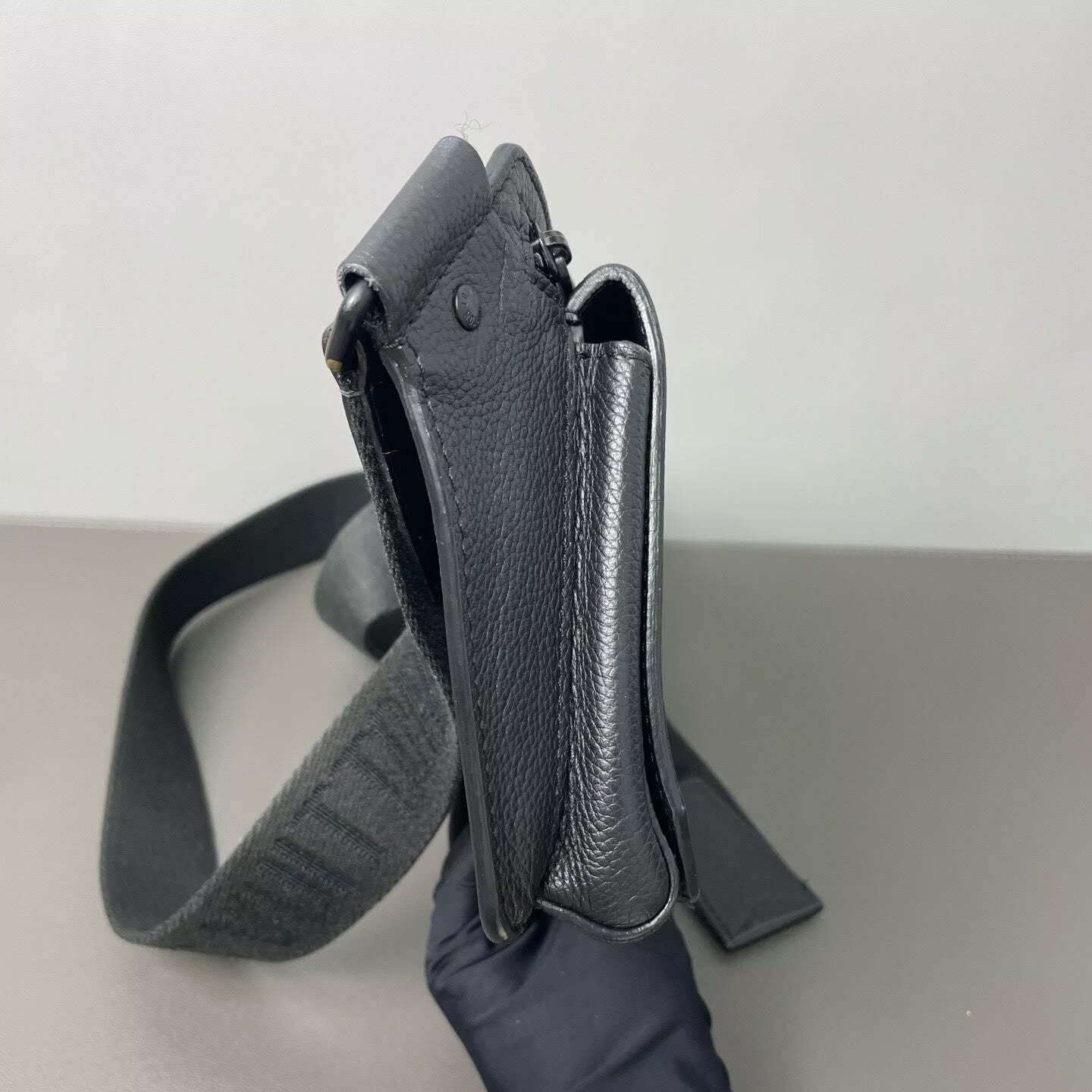 Louis Vuitton - Aerogram Waist Bag - Grained cowhide leather - Black - (small)