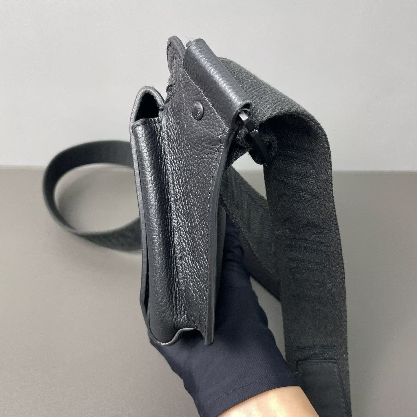 Louis Vuitton - Aerogram Waist Bag - Grained cowhide leather - Black - (small)