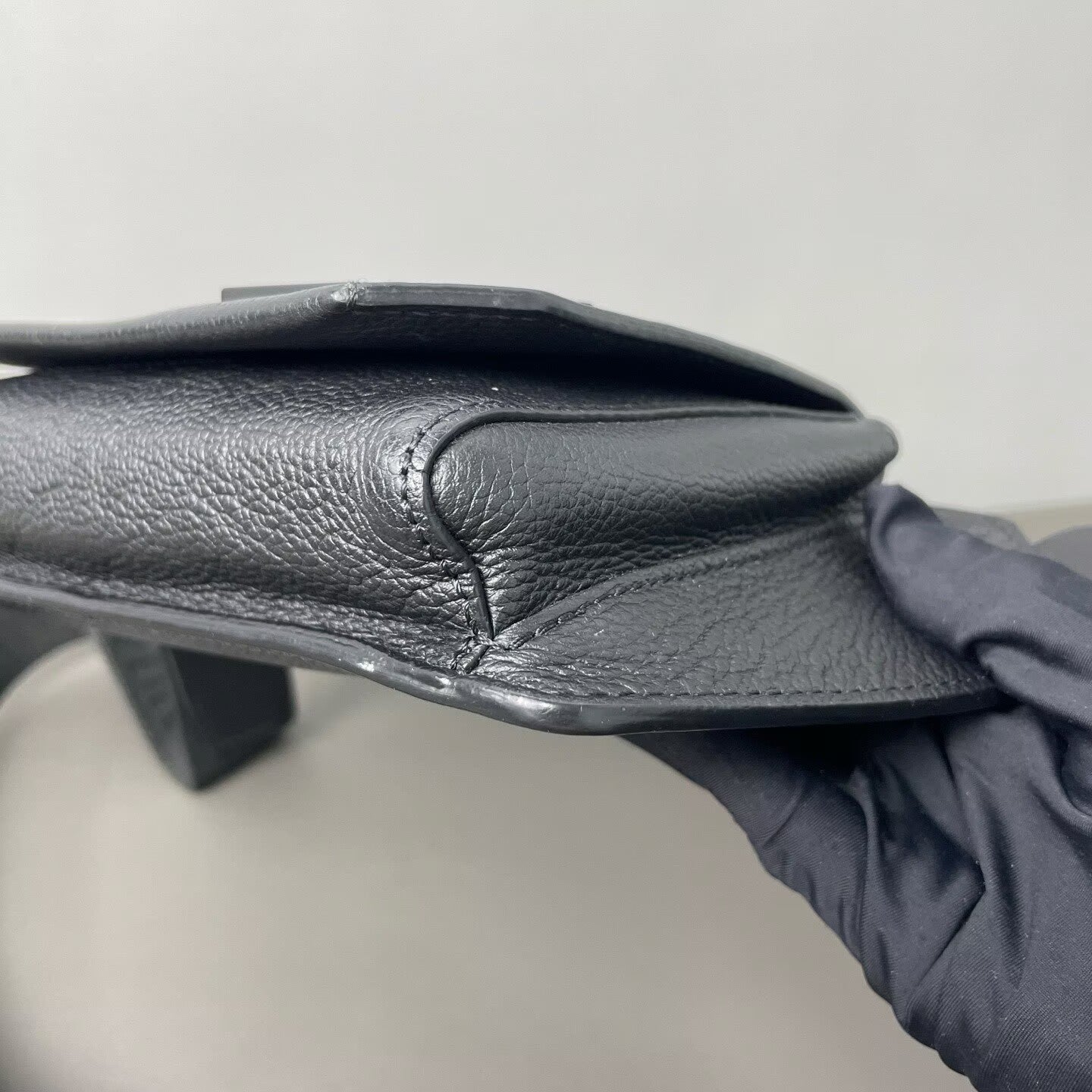 Louis Vuitton - Aerogram Waist Bag - Grained cowhide leather - Black - (small)