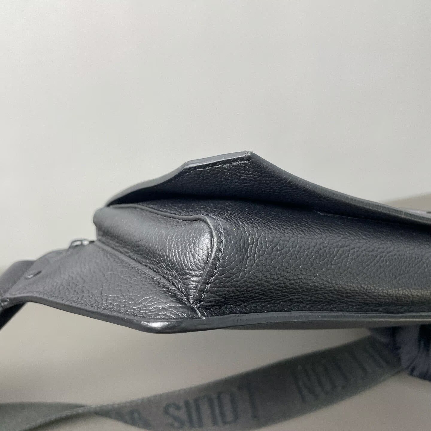Louis Vuitton - Aerogram Waist Bag - Grained cowhide leather - Black - (small)