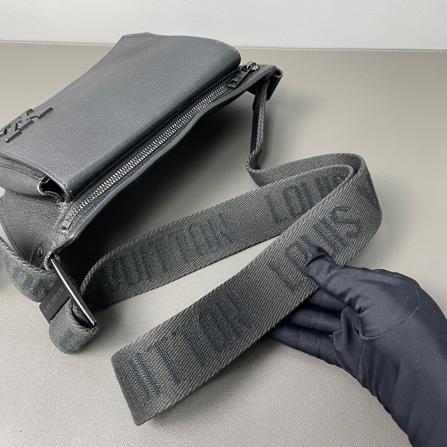 Louis Vuitton - Aerogram Waist Bag - Grained cowhide leather - Black - (small)
