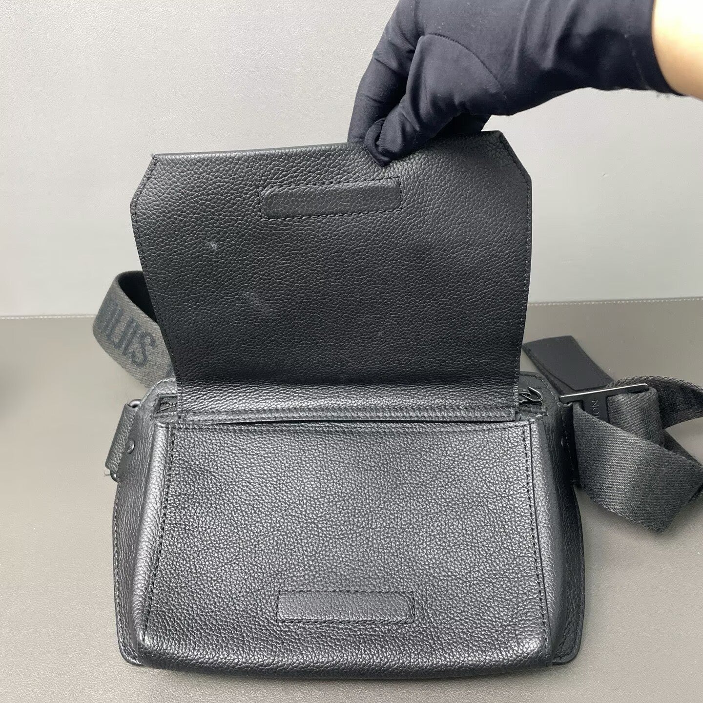 Louis Vuitton - Aerogram Waist Bag - Grained cowhide leather - Black - (small)