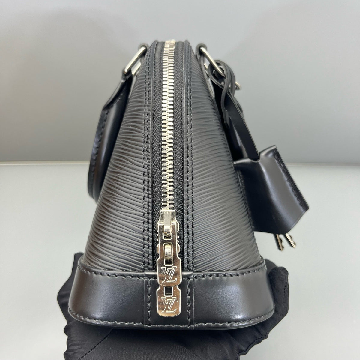 Louis Vuitton - Alma BB - Leather - Black - (mini)