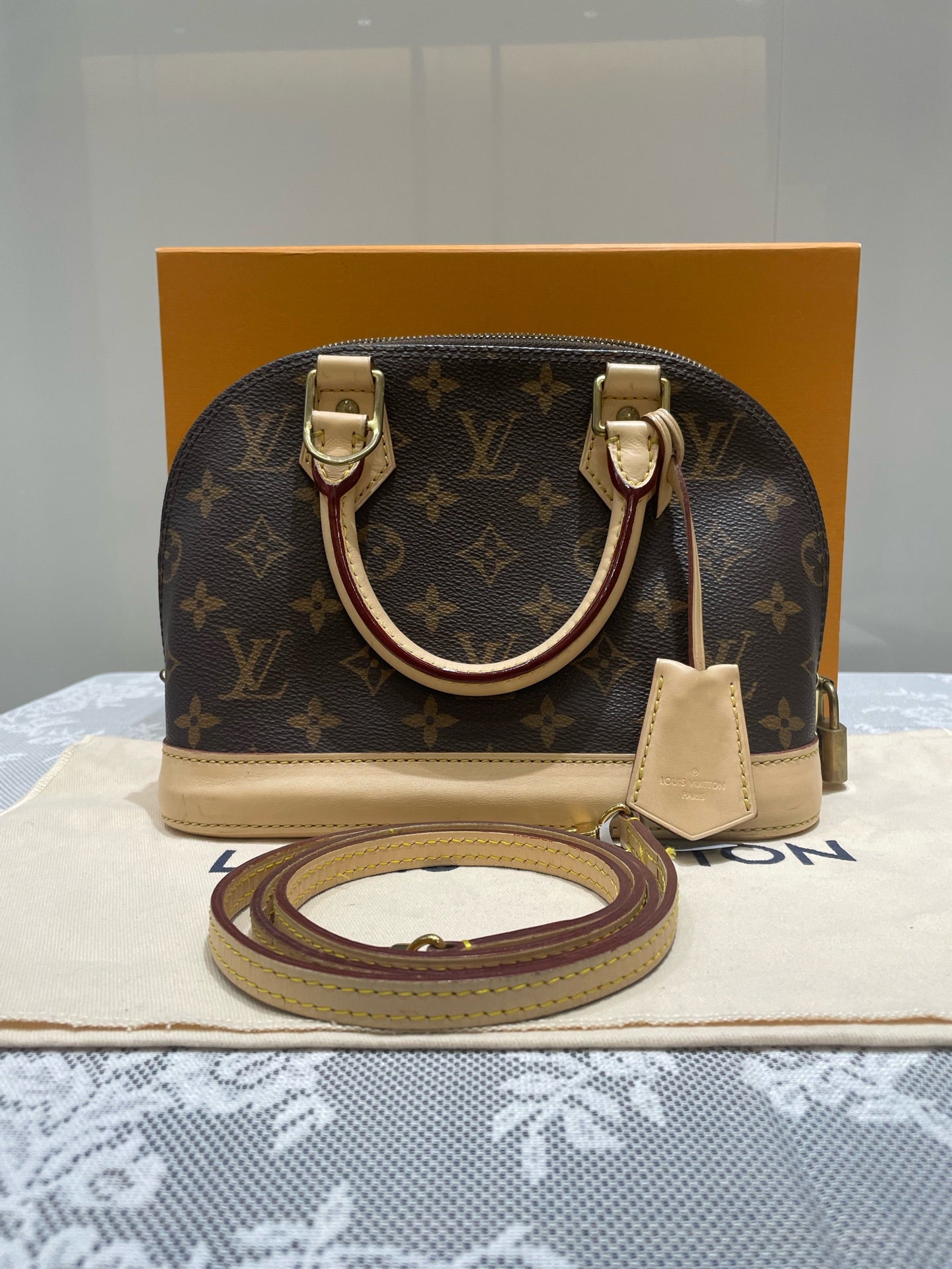 Louis Vuitton - Alma BB - Monogram Canvas with natural Vachetta leather trim - Brown - (mini)