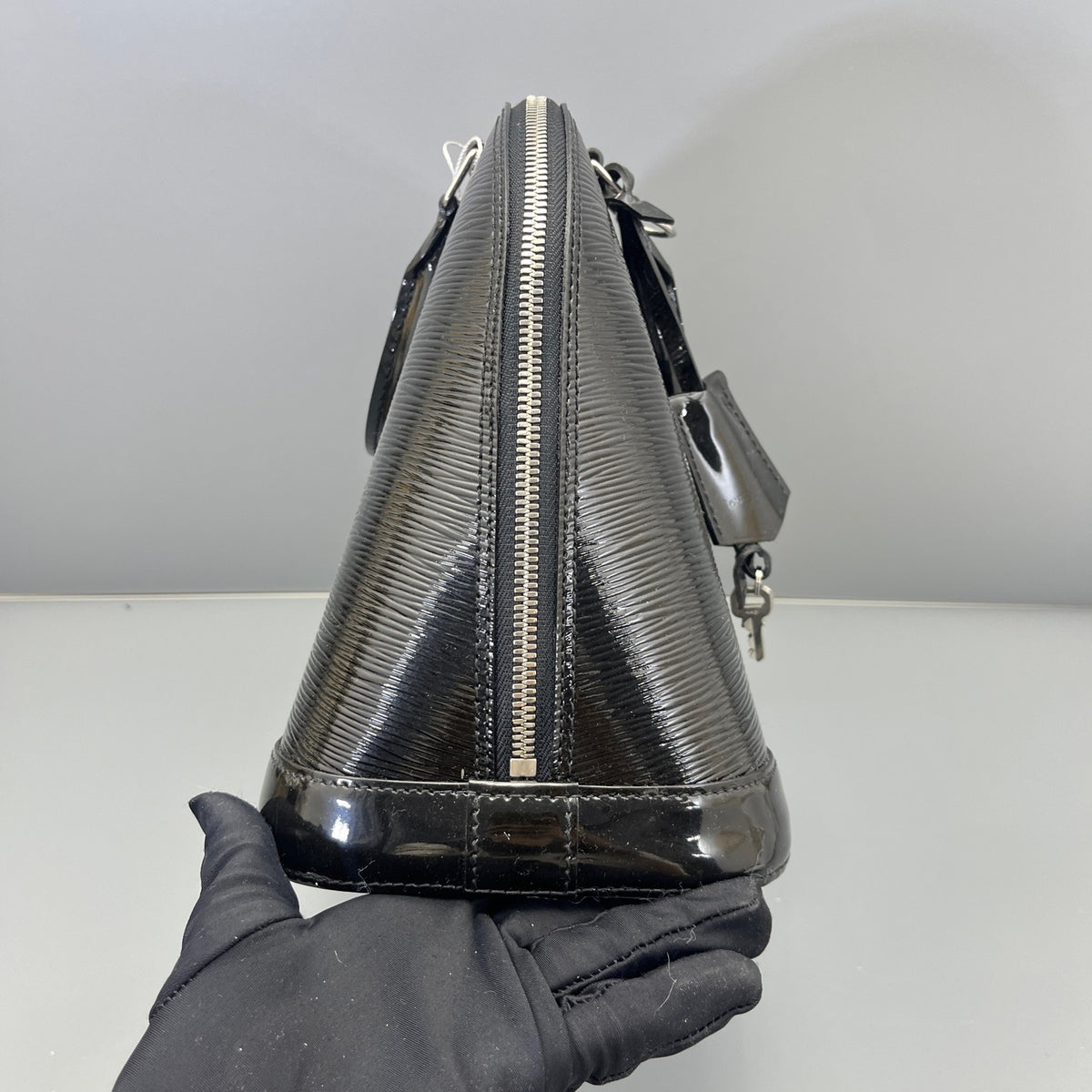 Louis Vuitton - Alma - Patent leather - Black - (medium)