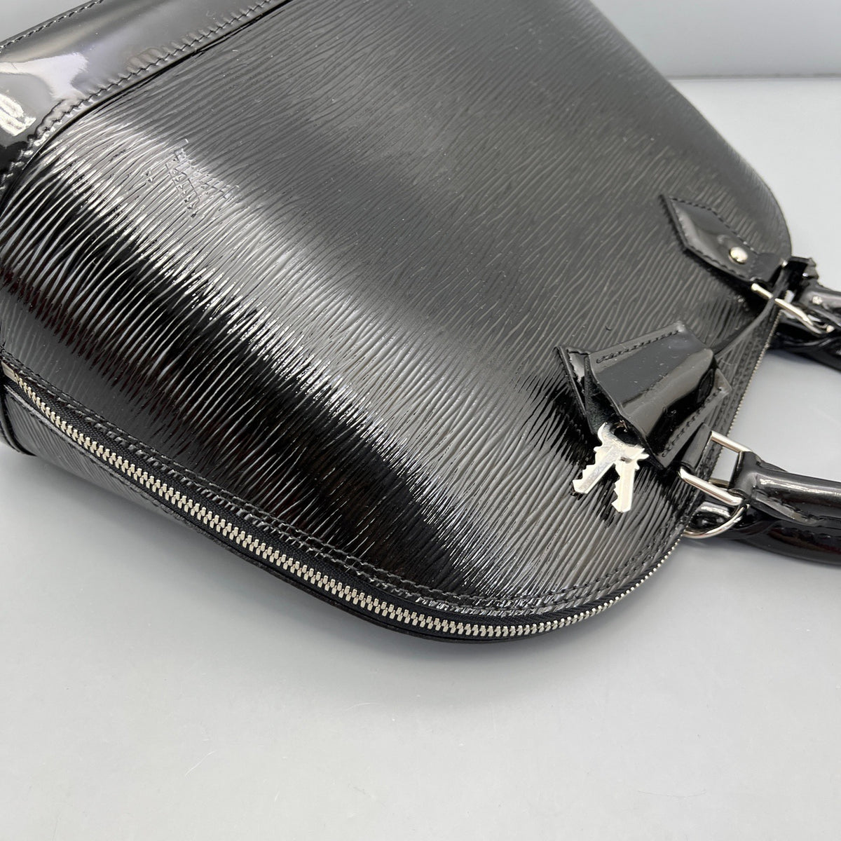 Louis Vuitton - Alma - Patent leather - Black - (medium)