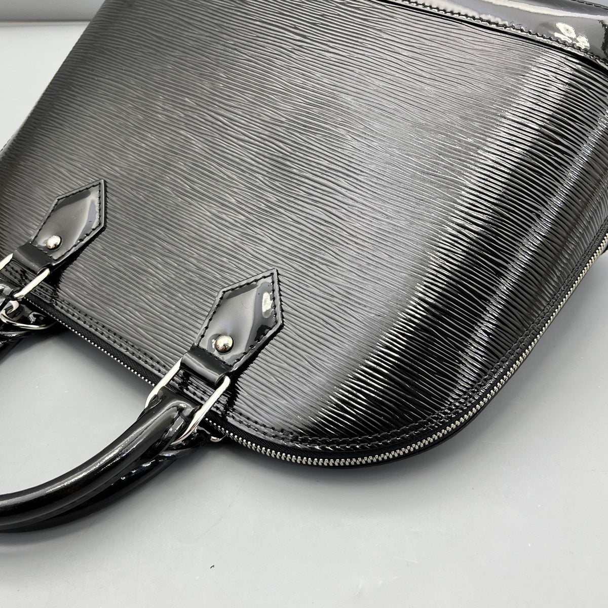 Louis Vuitton - Alma - Patent leather - Black - (medium)