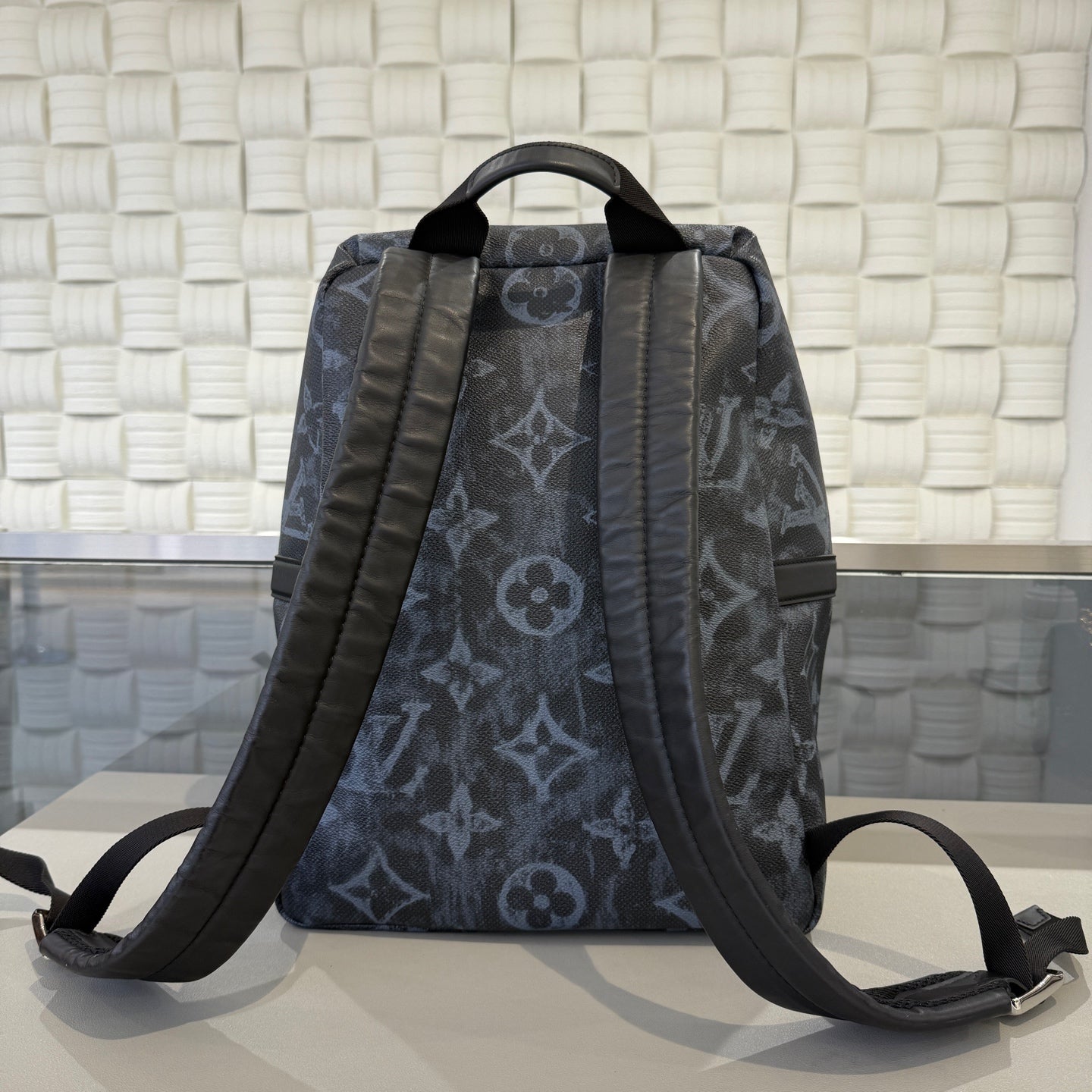 Louis Vuitton - Apollo - Synthetic - Black - (large)