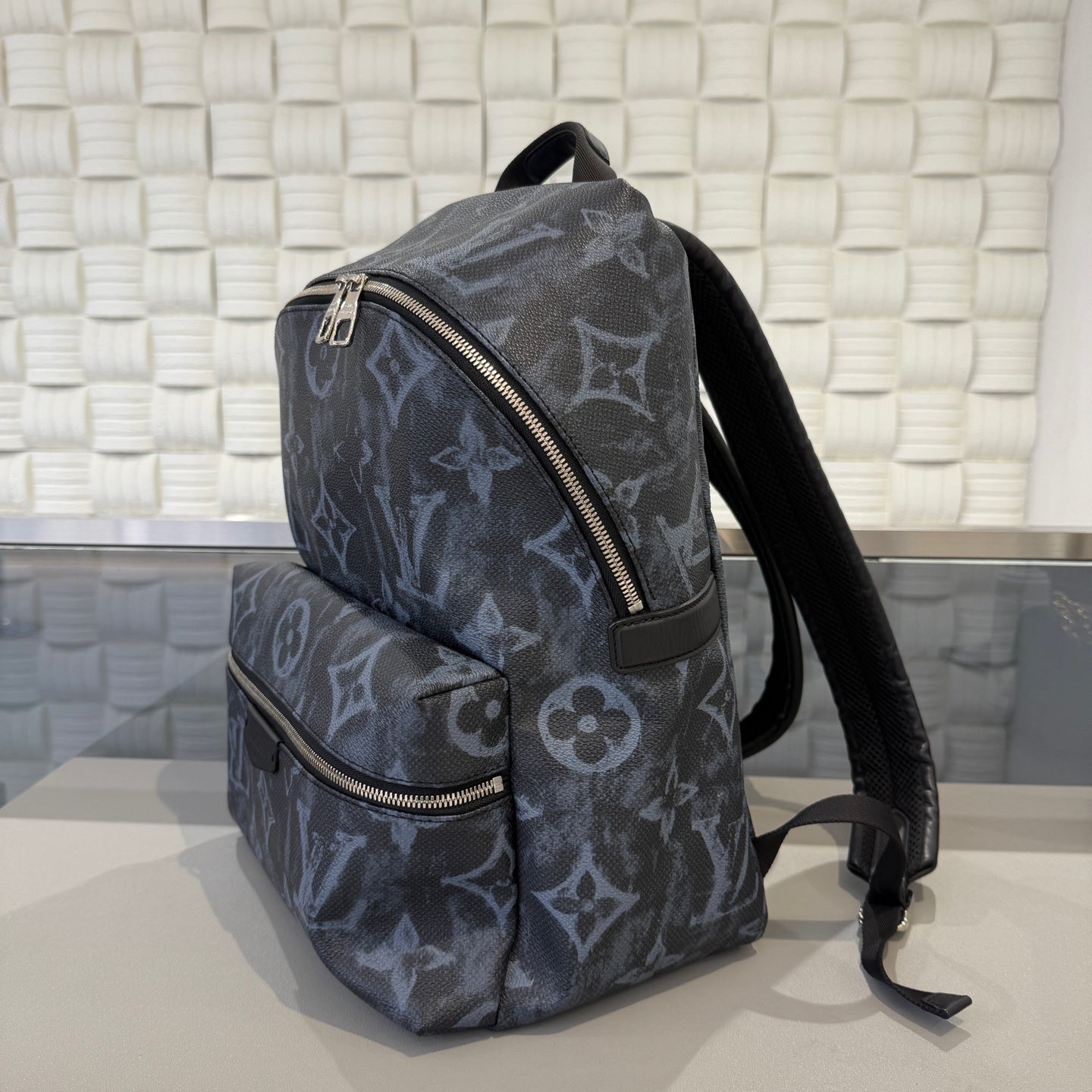 Louis Vuitton - Apollo - Synthetic - Black - (large)
