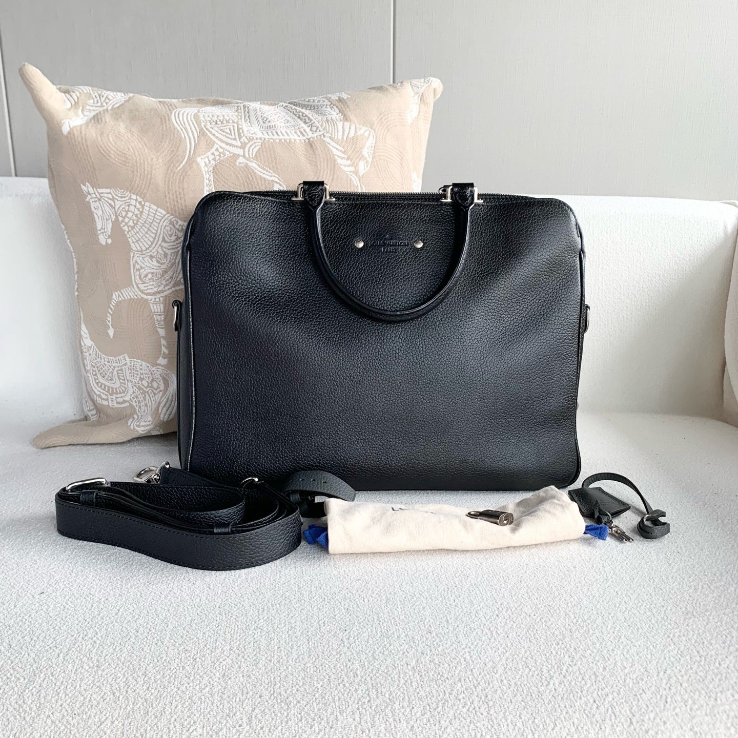 Louis Vuitton - Armand - Leather - Black - (Large)