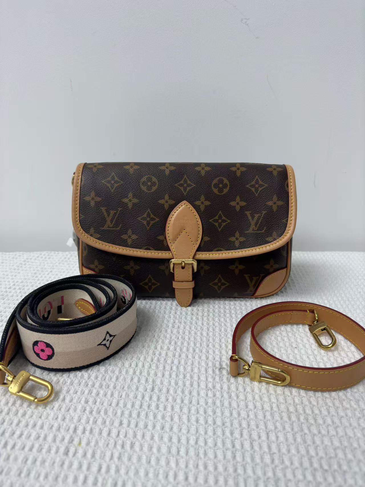 Louis Vuitton - Baguette Flap Bag - Monogram coated canvas with Vachetta leather trim - Brown - (small)