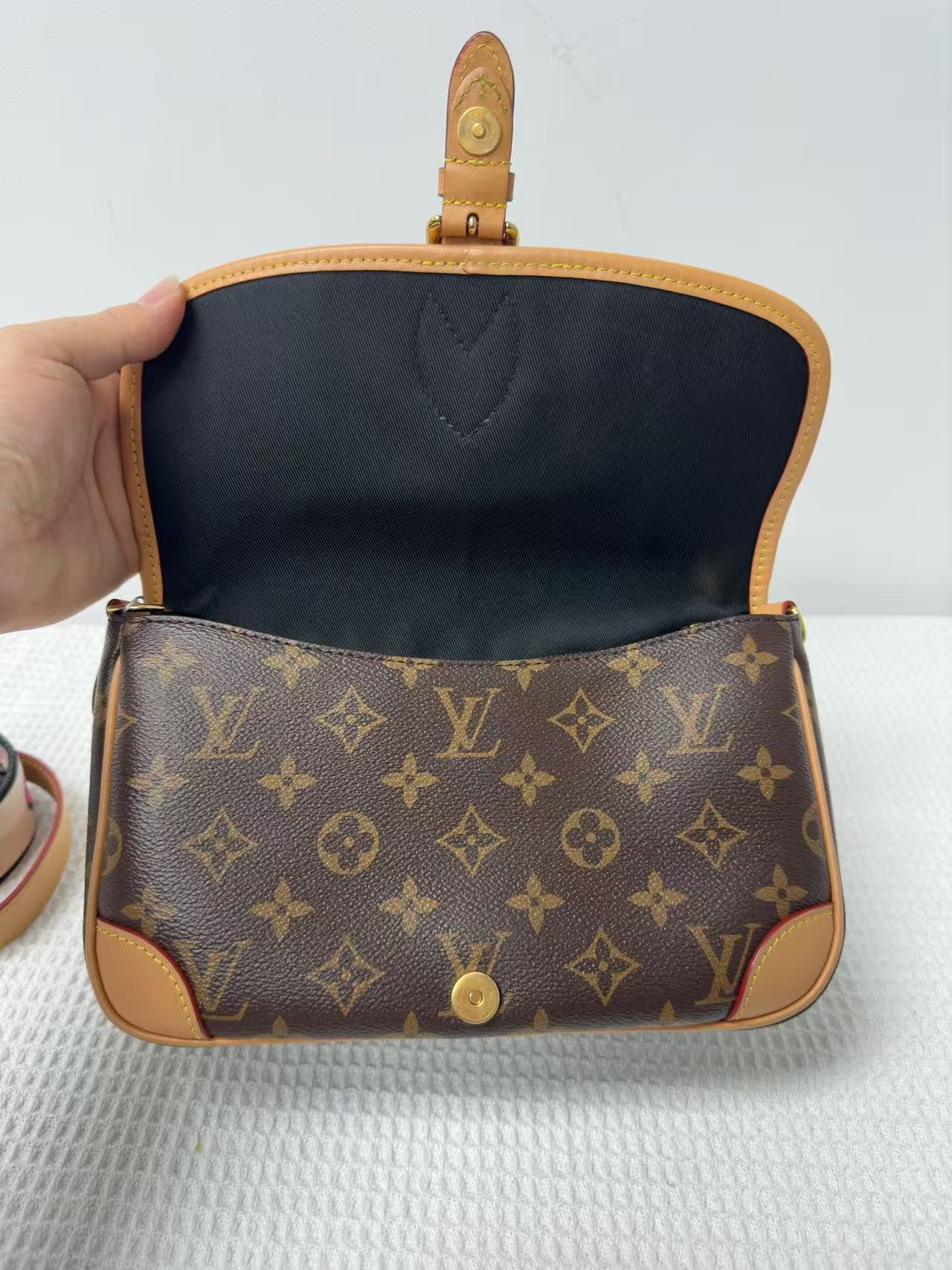Louis Vuitton - Baguette Flap Bag - Monogram coated canvas with Vachetta leather trim - Brown - (small)