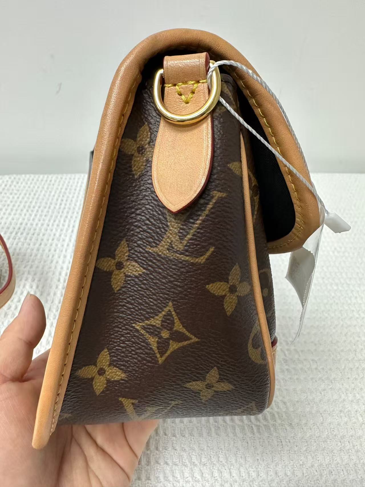Louis Vuitton - Baguette Flap Bag - Monogram coated canvas with Vachetta leather trim - Brown - (small)