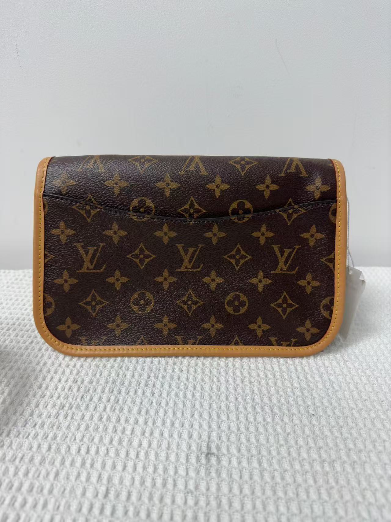 Louis Vuitton - Baguette Flap Bag - Monogram coated canvas with Vachetta leather trim - Brown - (small)