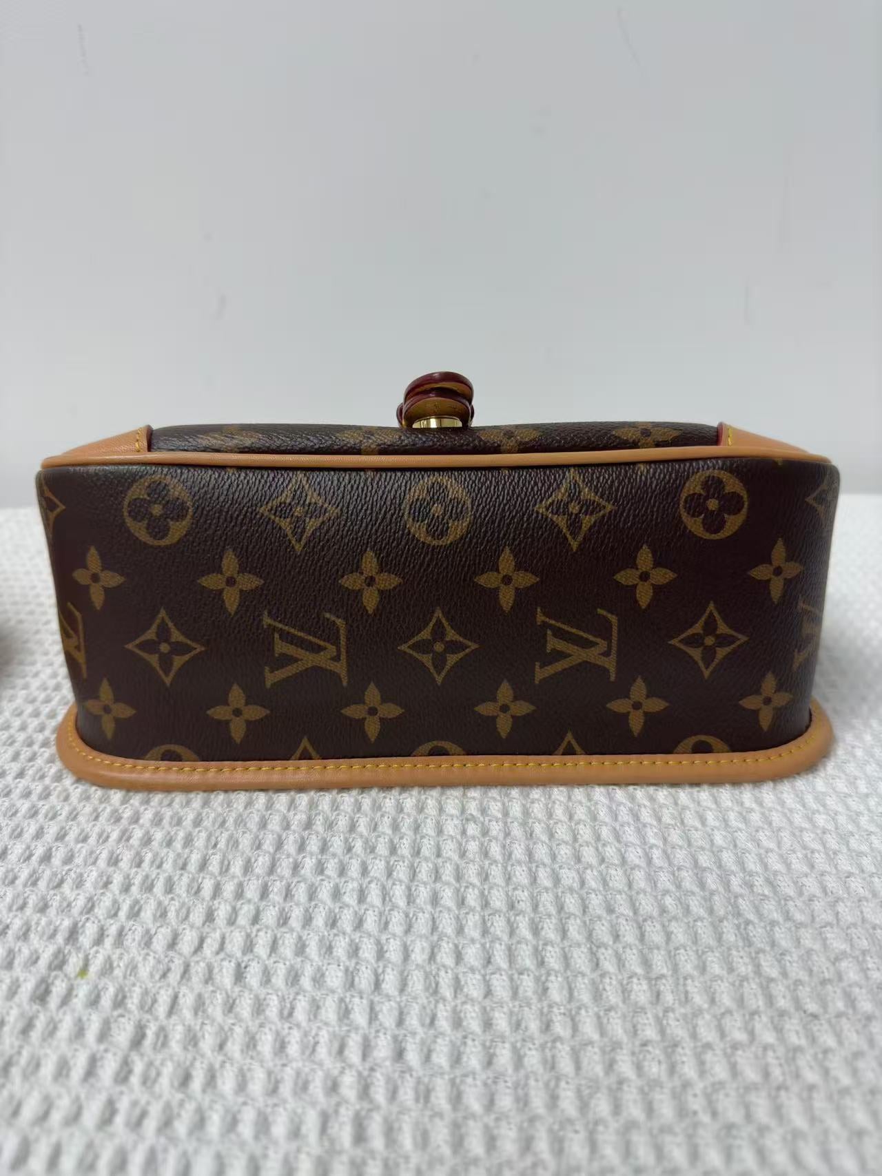 Louis Vuitton - Baguette Flap Bag - Monogram coated canvas with Vachetta leather trim - Brown - (small)