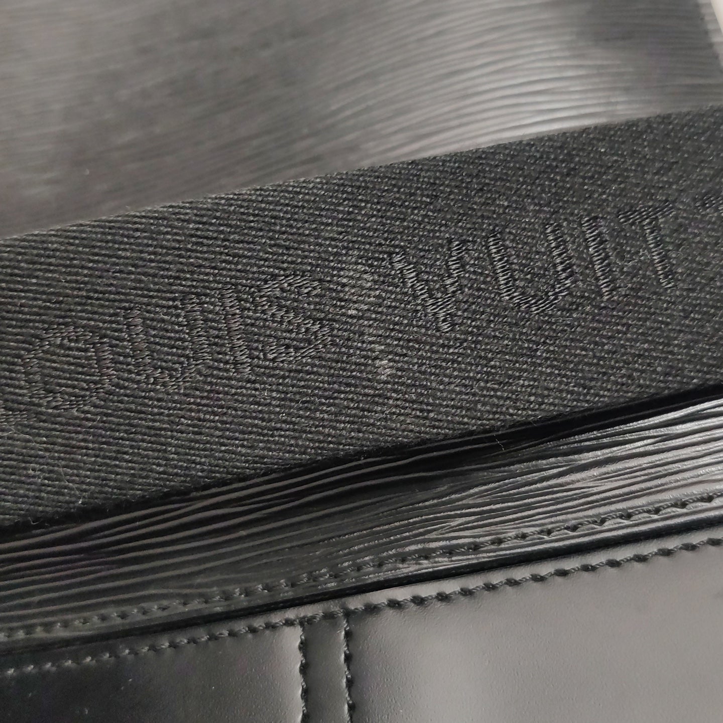 Louis Vuitton - Bassano - Leather - Black - (medium)