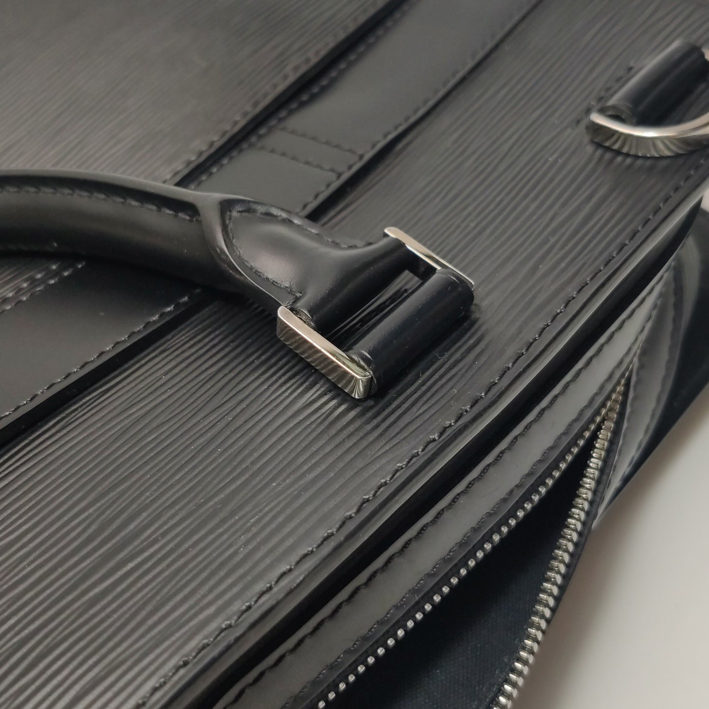 Louis Vuitton - Bassano - Leather - Black - (medium)