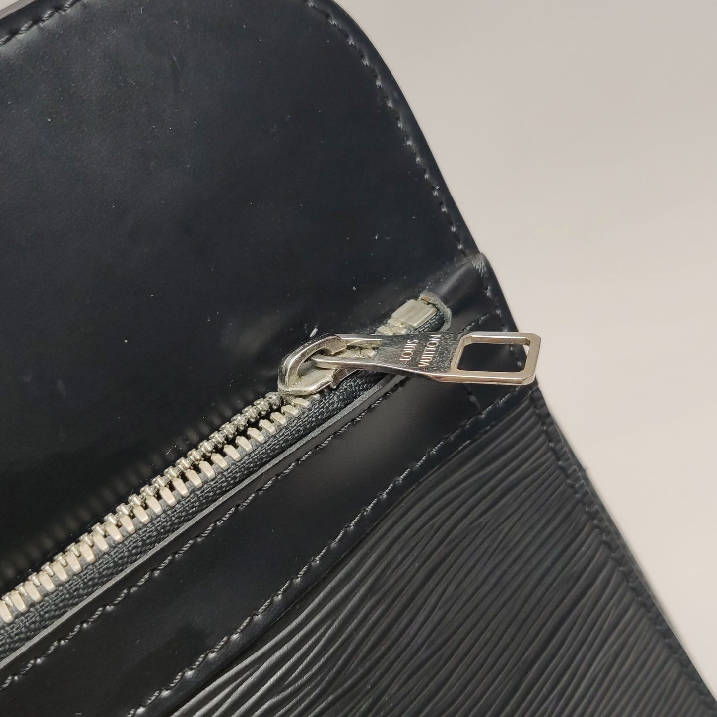 Louis Vuitton - Bassano - Leather - Black - (medium)