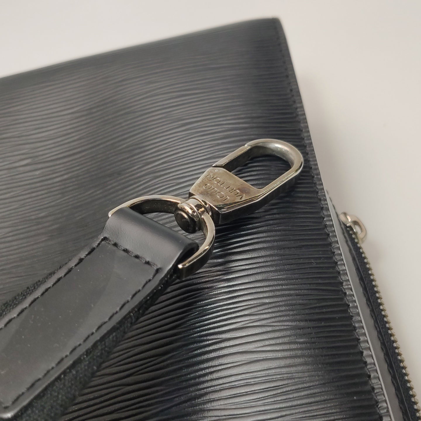 Louis Vuitton - Bassano - Leather - Black - (medium)