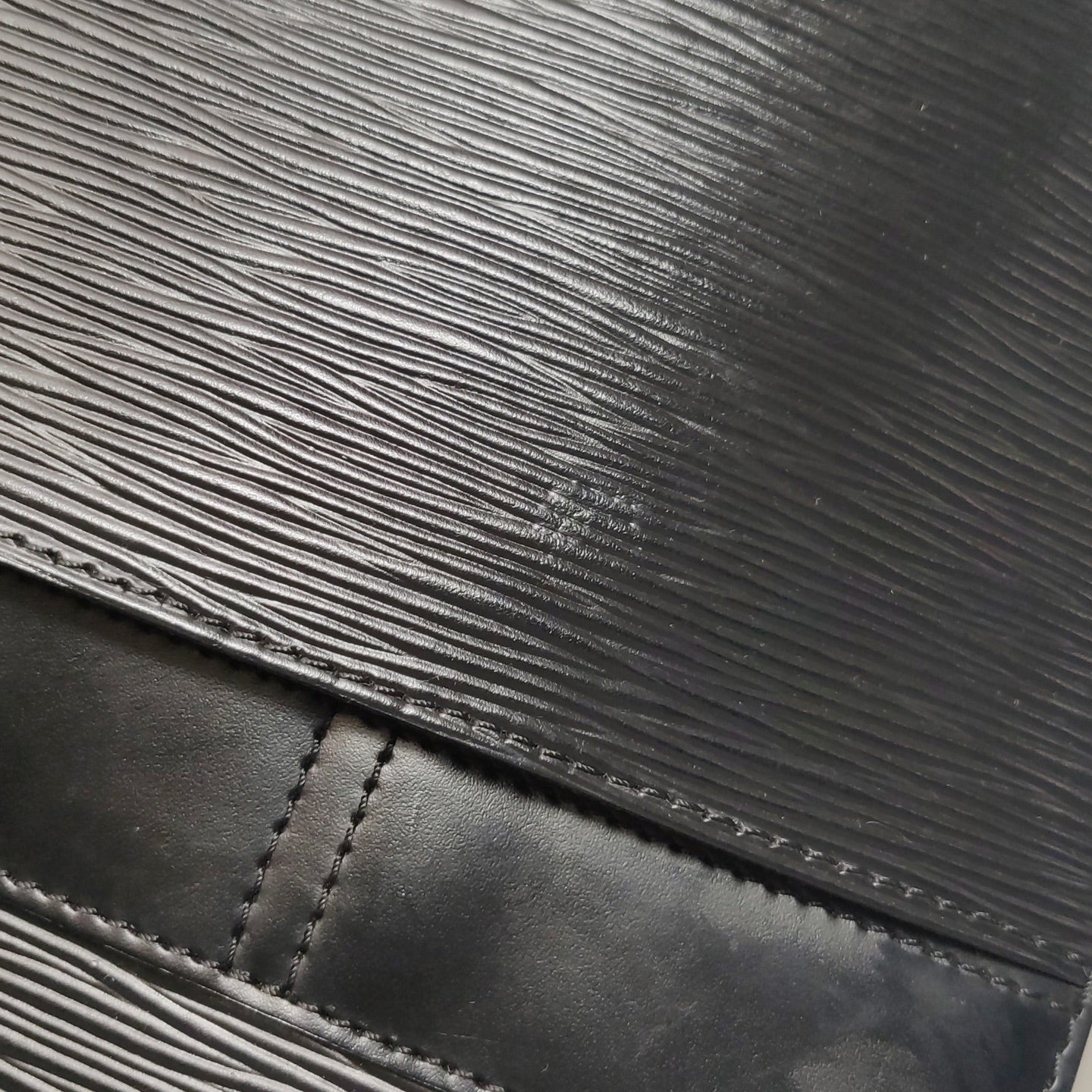 Louis Vuitton - Bassano - Leather - Black - (medium)