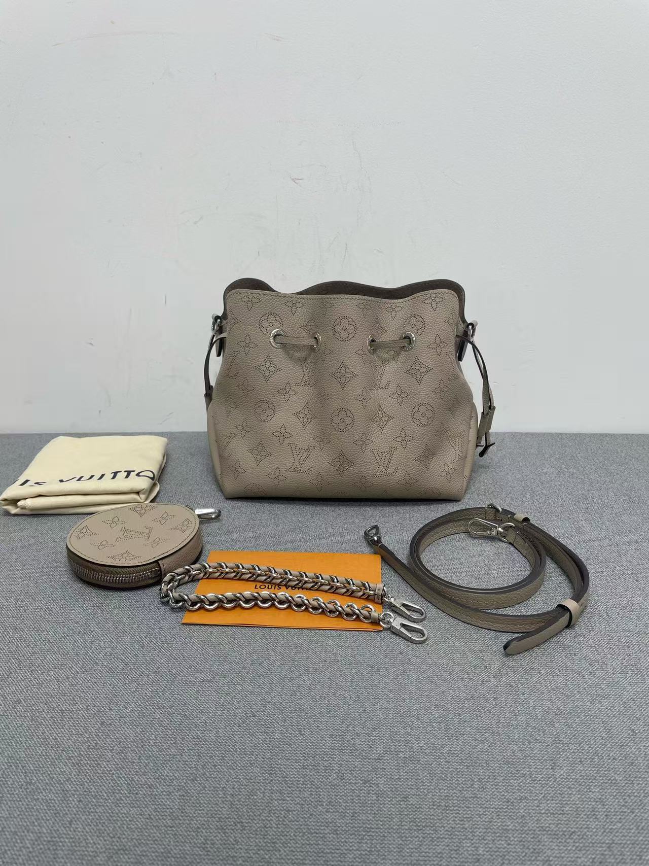 Louis Vuitton - Bella Bucket Bag - Mahina leather - Grey - (small)