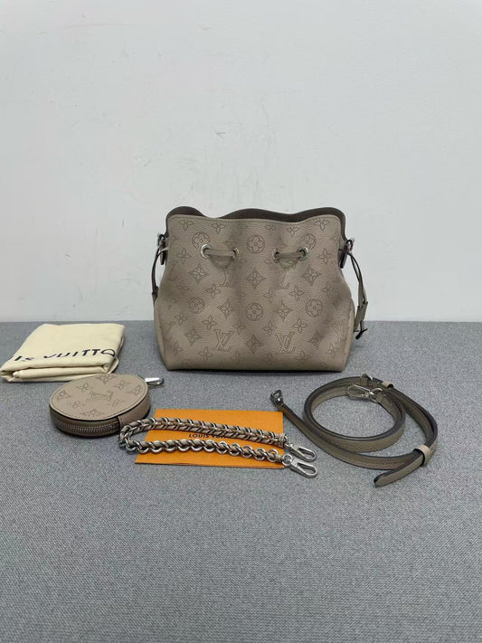 Louis Vuitton - Bella Bucket Bag - Mahina leather - Grey - (small)