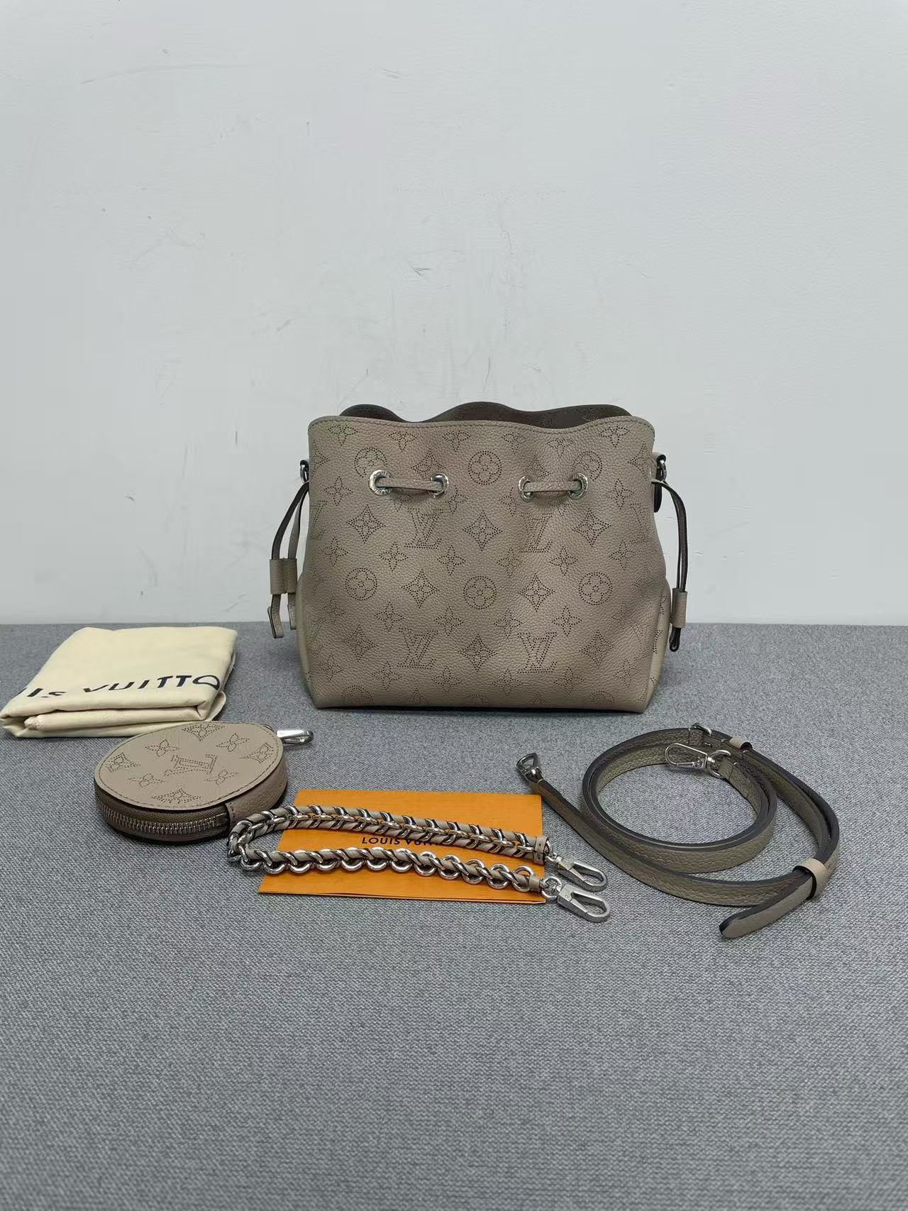 Louis Vuitton - Bella Bucket Bag - Mahina leather - Grey - (small)