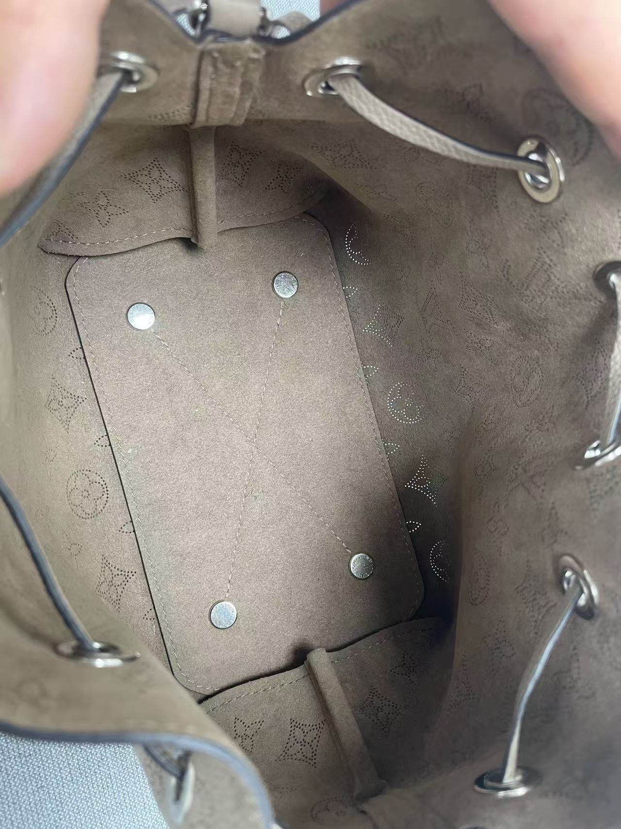 Louis Vuitton - Bella Bucket Bag - Mahina leather - Grey - (small)
