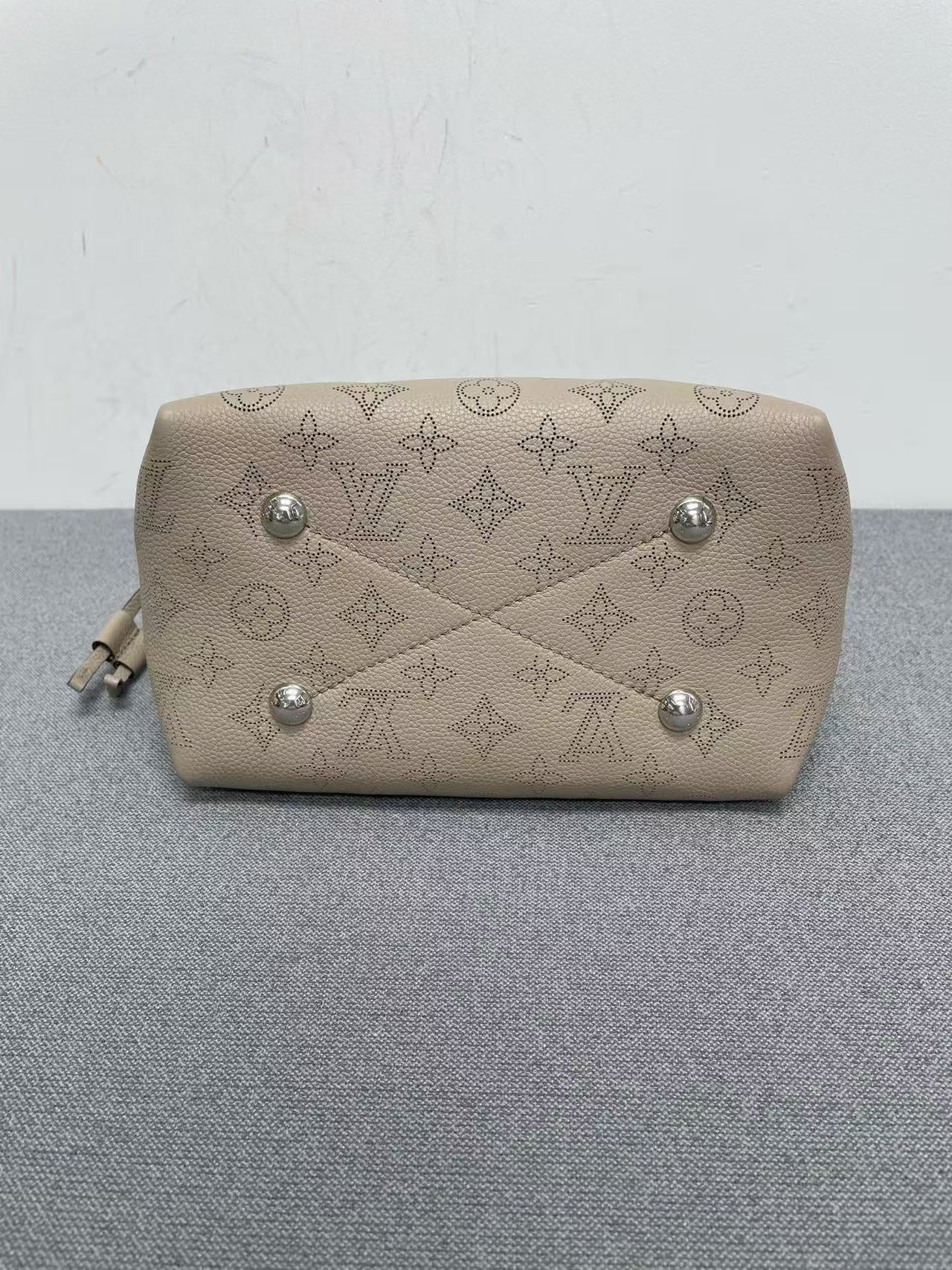 Louis Vuitton - Bella Bucket Bag - Mahina leather - Grey - (small)