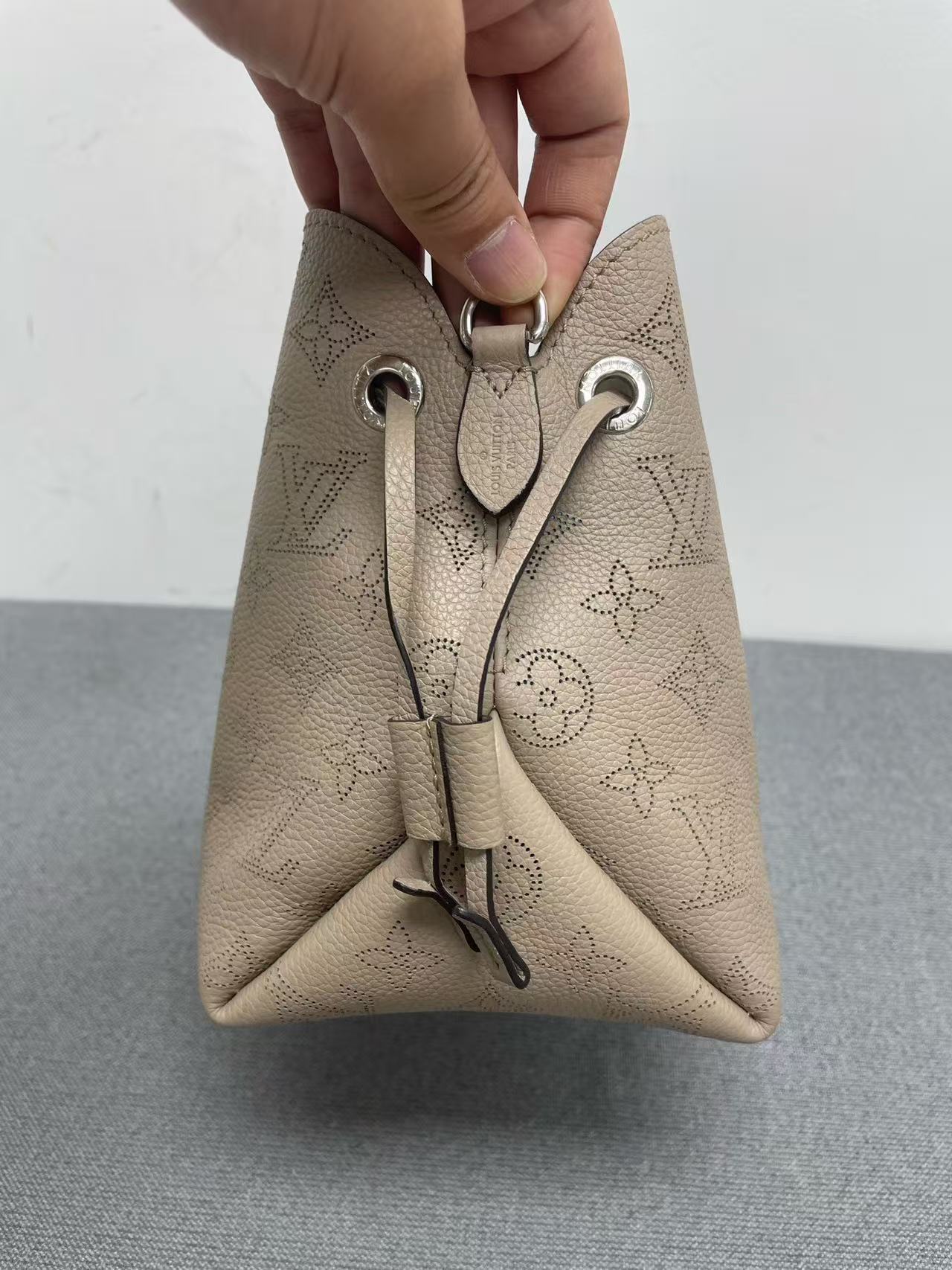 Louis Vuitton - Bella Bucket Bag - Mahina leather - Grey - (small)