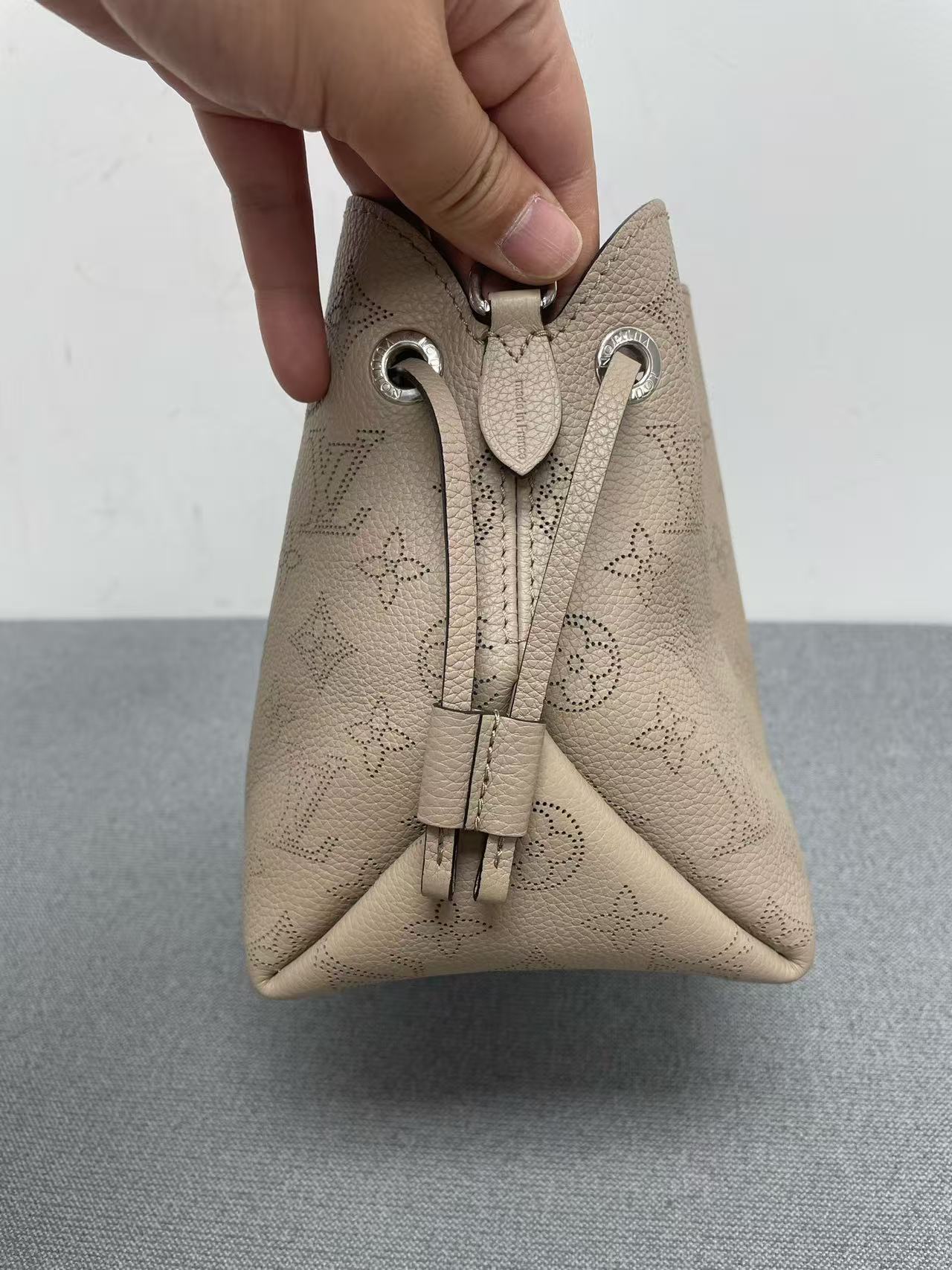 Louis Vuitton - Bella Bucket Bag - Mahina leather - Grey - (small)
