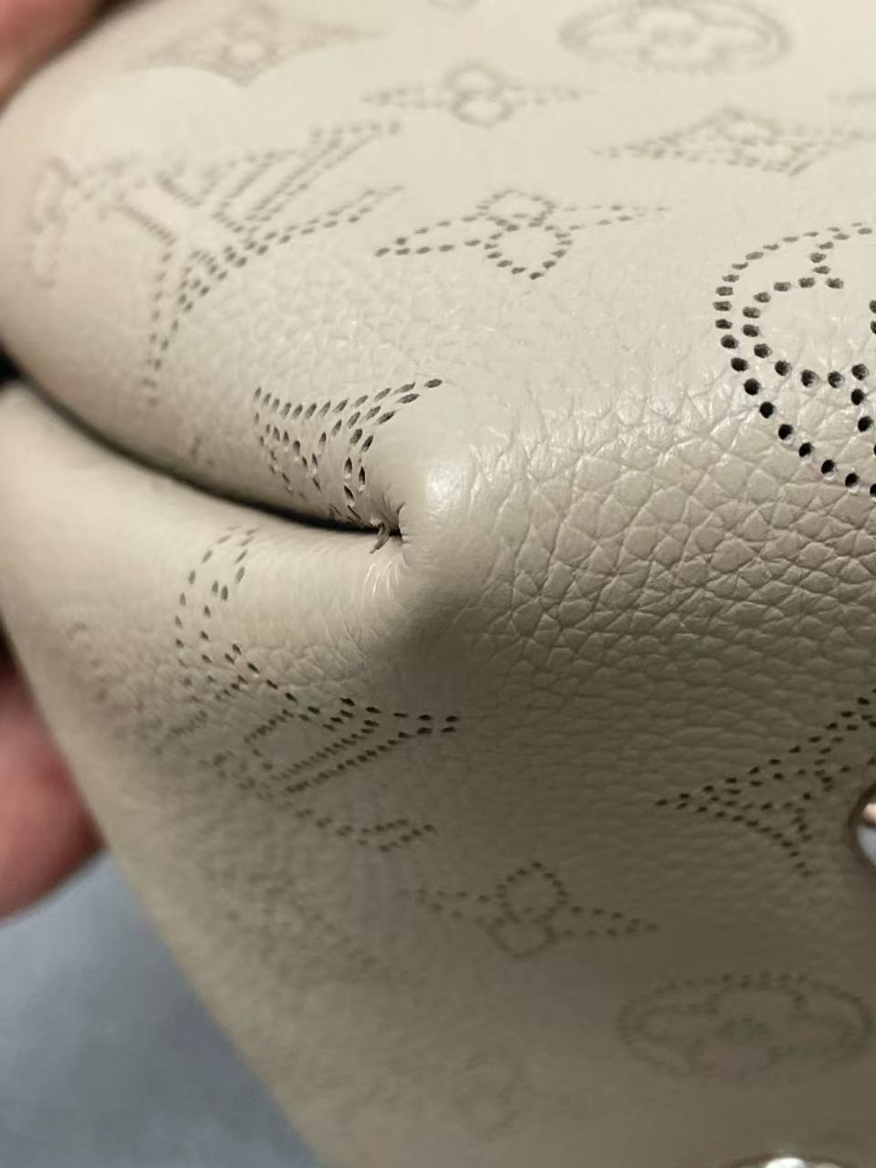 Louis Vuitton - Bella Bucket Bag - Mahina leather - Grey - (small)