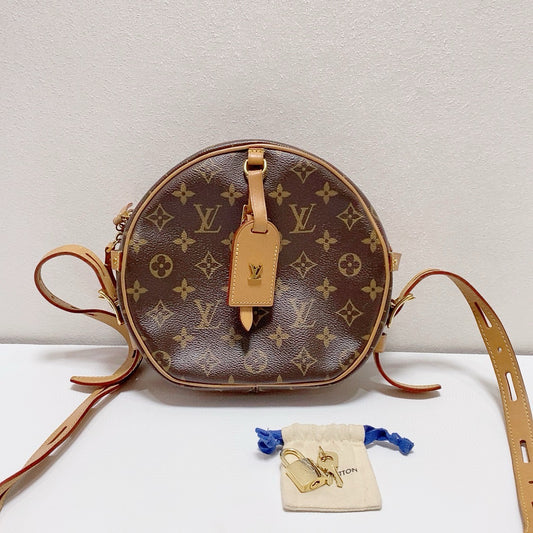 Louis Vuitton - Boite Chapeau Souple - Monogram coated canvas with Vachetta leather trim - Brown - (medium)