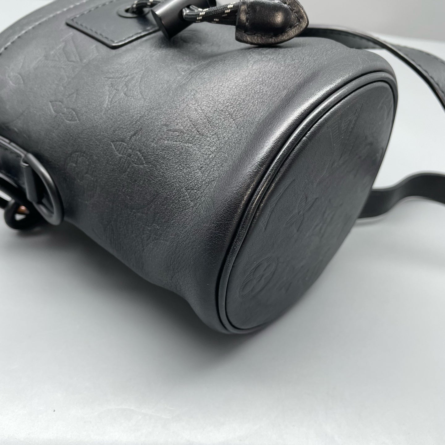 Louis Vuitton - Bucket Bag - Leather - Black - (mini)
