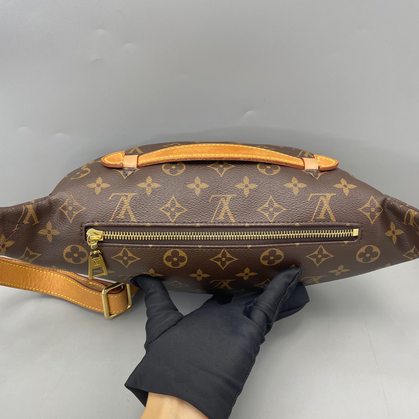 Louis Vuitton - Bumbag Monogram - Monogram coated canvas with Vachetta leather trim - Brown - (medium)