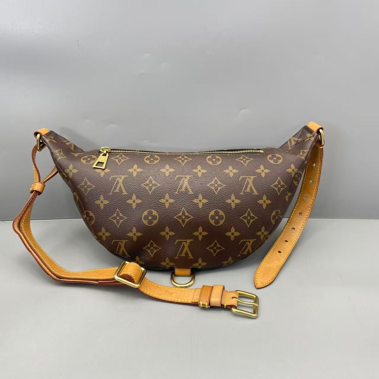 Louis Vuitton - Bumbag Monogram - Monogram coated canvas with Vachetta leather trim - Brown - (medium)