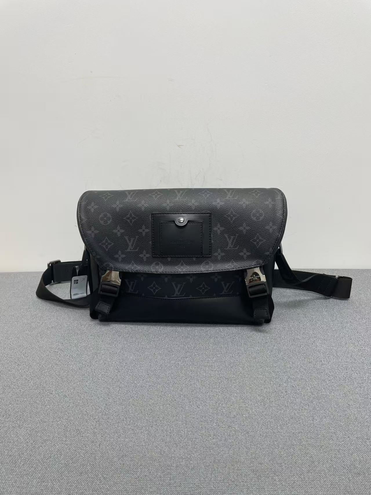 Louis Vuitton - Cambridge Messenger - Monogram Eclipse coated canvas with cowhide leather trim - Black - (medium)