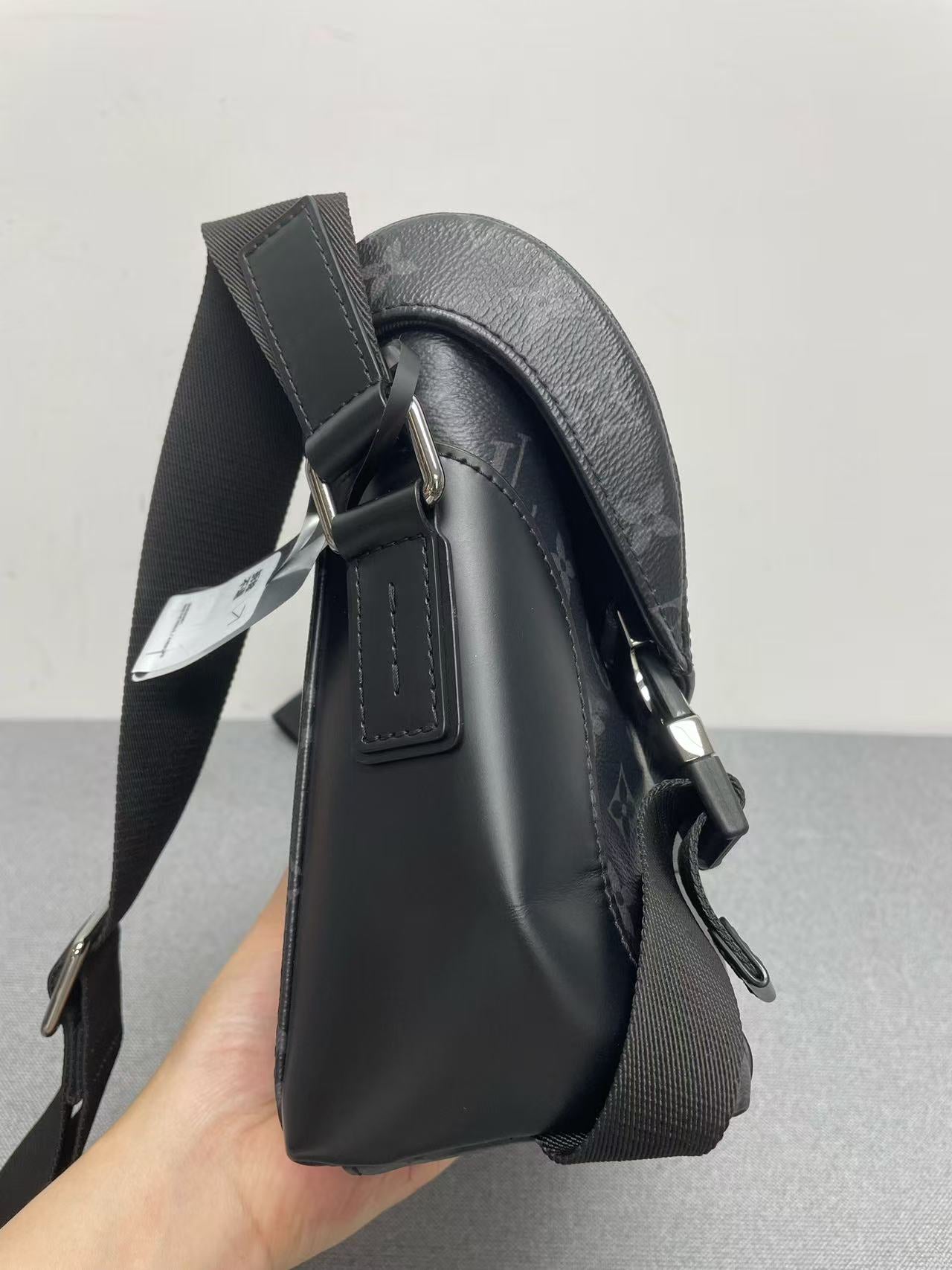 Louis Vuitton - Cambridge Messenger - Monogram Eclipse coated canvas with cowhide leather trim - Black - (medium)