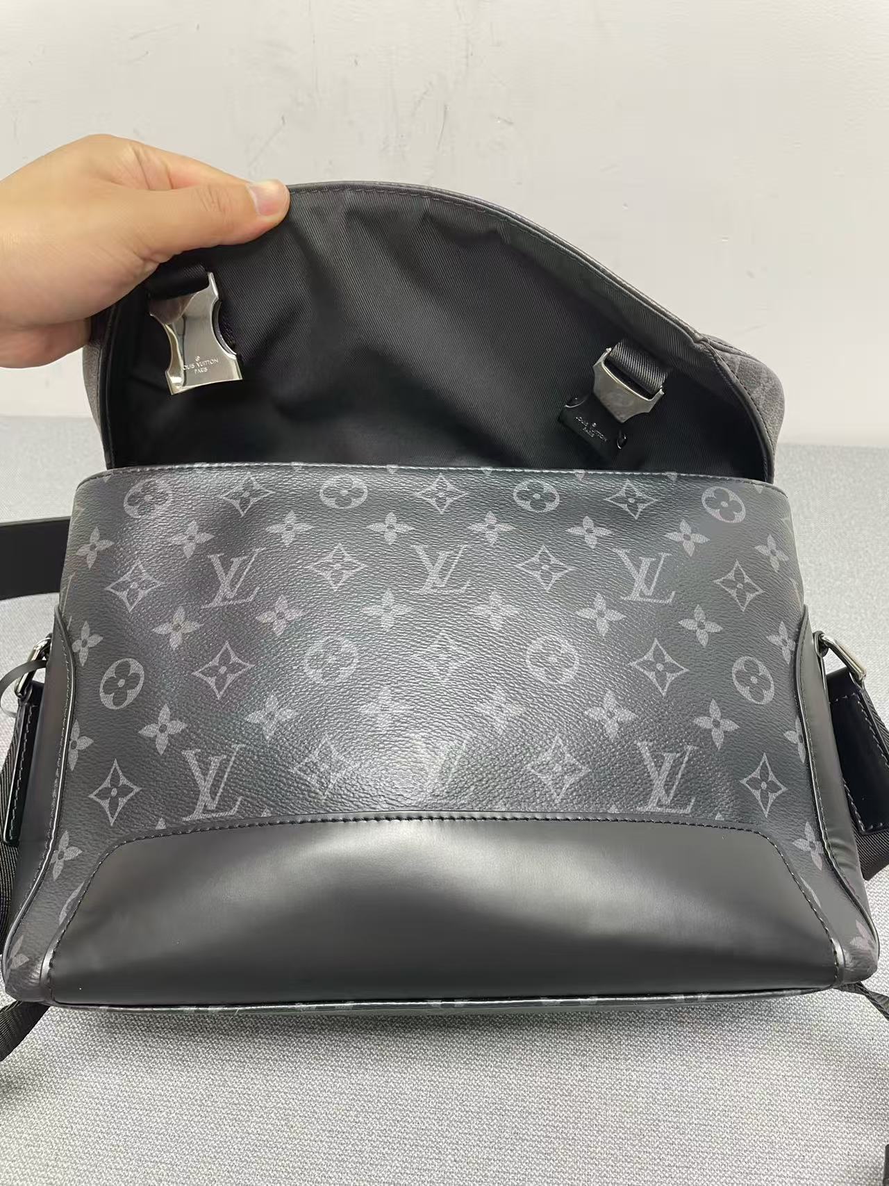 Louis Vuitton - Cambridge Messenger - Monogram Eclipse coated canvas with cowhide leather trim - Black - (medium)