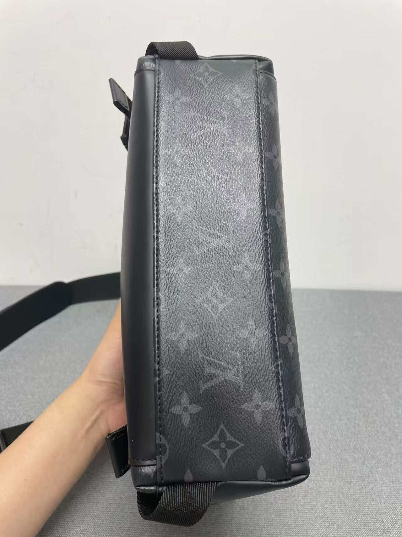 Louis Vuitton - Cambridge Messenger - Monogram Eclipse coated canvas with cowhide leather trim - Black - (medium)